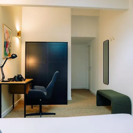 Outsite 3* בורדו